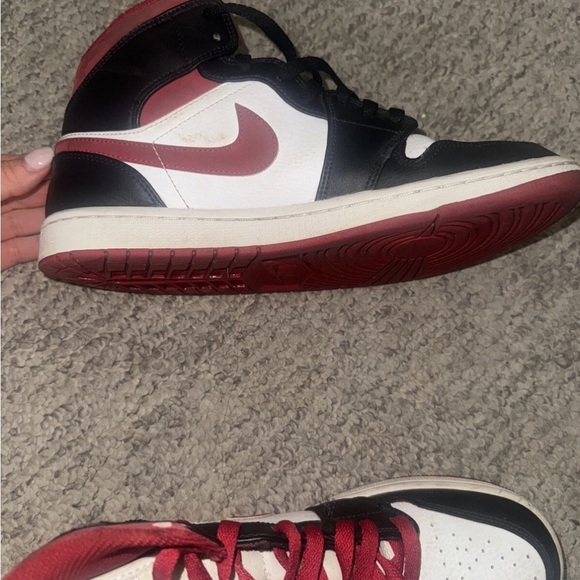 Nike air Jordan mid Men's Black, White, and Red Sneakers Sz 8.5 M - Picture 7 of 9
